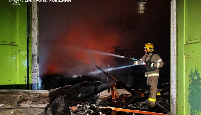 Масована атака на Дніпро та область – ворог вдарив по підприємству, виникли пожежі