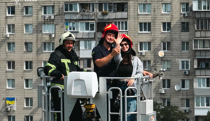 Щасливий фінал тренувань: рятувальник освідчився коханій на висоті 5 поверху