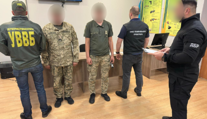 Выпустили за границу по меньшей мере 80 мужчин: ГБР задержали 5 пограничников