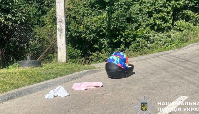Во Львове мужчина поставил коляску с младенцем на крышу автомобиля и уехал — ребенок пострадал