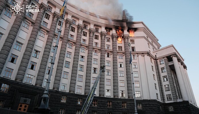 Атака на Київ: росіяни пошкодили будівлю Кабміну