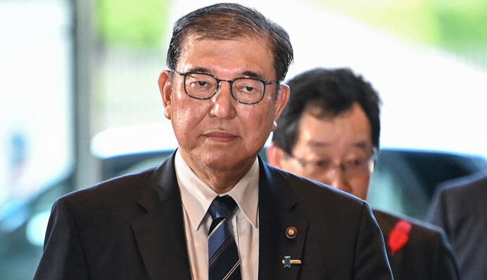 Премʼєр Японії подав у відставку, у його партії виявили корупційний скандал