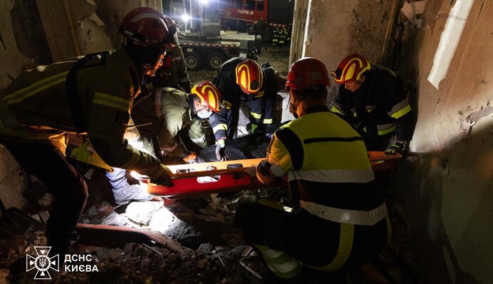 З-під завалів у Києві деблокували тіло загиблого чоловіка після атаки РФ 7 вересня
