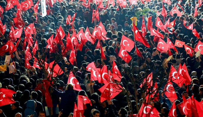 В Стамбуле вспыхнули протесты после того, как власти отстранили от руководства лидеров главной оппозиционной партии