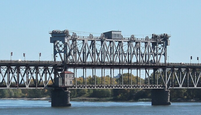 В Кременчуге возобновили автомобильное движение по мосту через Днепр