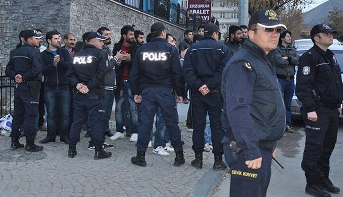 В Турции подросток открыл стрельбу у полицейского участка, убив двух правоохранителей