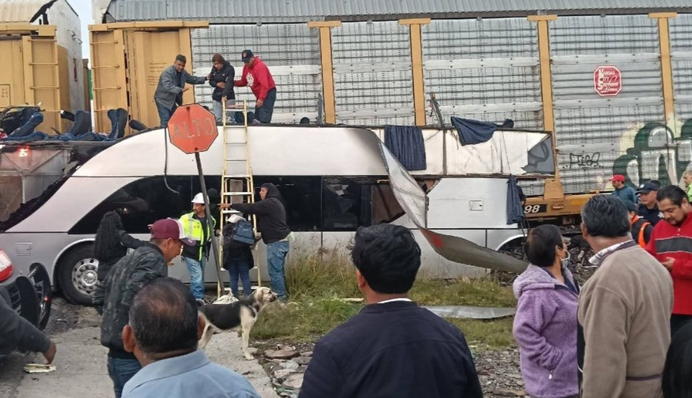 Масштабная железнодорожная авария в Мексике: грузовой поезд столкнулся с двухэтажным пассажирским автобусом