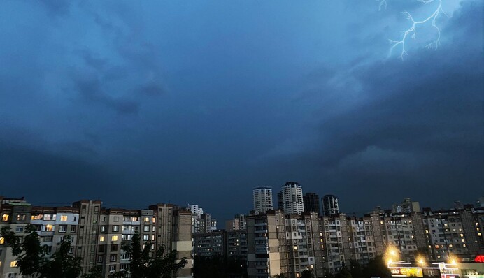 Синоптики оголосили штормове попередження для Києва і області: насувається гроза