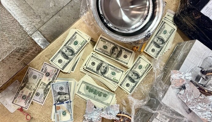 У Києві митники виявили у посилці, яка прямувала до Канади, валюту на понад 1,67 млн грн