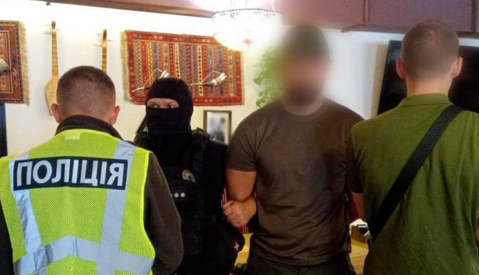 За 12 тыс. долларов помогал в выезде за границу: полиция задержала киевлянина