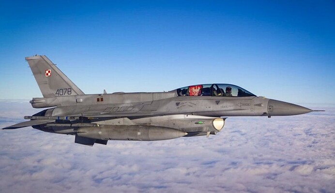 Російські безпілотники вторглися у повітряний простір Польщі: закрито низку аеропортів, у небо підіймали авіацію