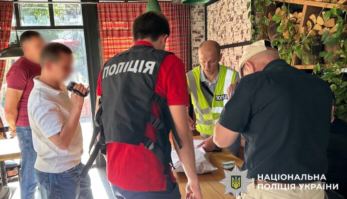 Чиновник Минобороны за $10 000 устраивал призывников на критически важные предприятия