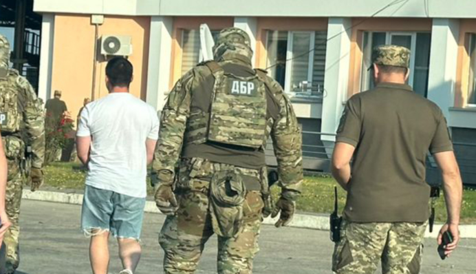 Незаконно оформлював люксові авто: в Україну екстрадували експосадовця МВС