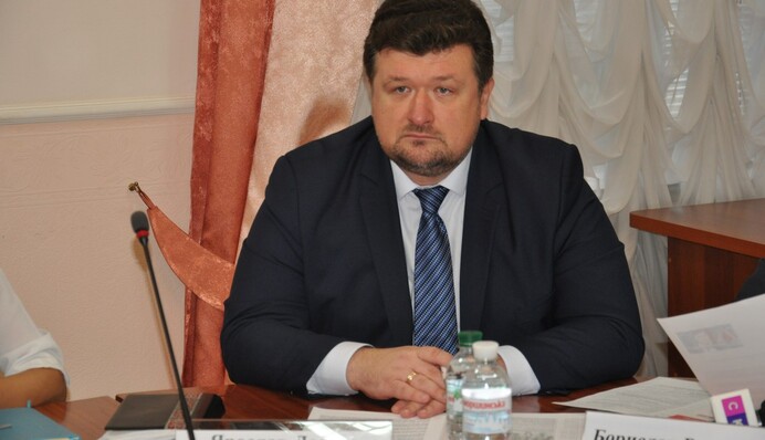 Недвижимость и катер: суд просят конфисковать активы экс-главы Дарницкой РГА