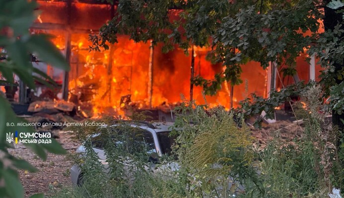 У Сумах палає після ударів РФ по нежитловому приміщенню