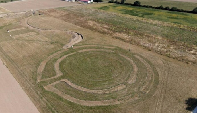 На 2 тысячи лет старше Стоунхенджа: в Австрии обнаружили комплекс из круглых сооружений