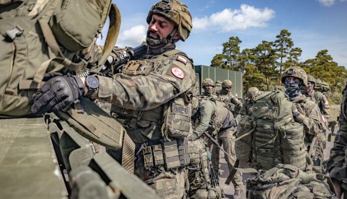 Польша разворачивает около 40 тыс. военных на границе с РФ и Беларусью — TVP