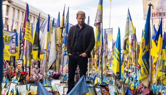 Принц Гаррі в Києві вшанував полеглих українських захисників на Алеї Героїв