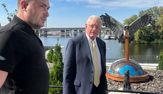 Келлог показал фото с памятником коту-разведчику: Когда Кот в Украине, Россия приостанавливает удары