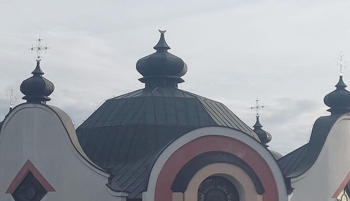 В Польше срезали крест с украинской церкви — в посольстве отреагировали
