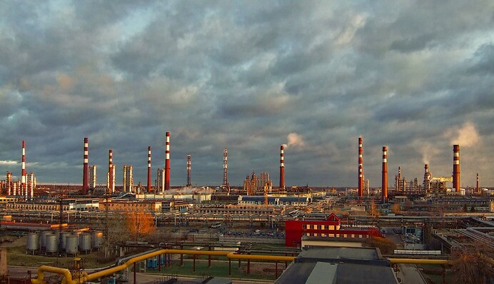 Беспилотники поразили нефтеперерабатывающий завод в Ленинградской области РФ