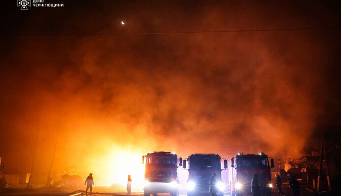 На Чернігівщині росіяни цілеспрямовано вдарили по пожежниках – є поранені