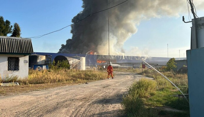 Дим під Києвом: палають склади логістичного центру "Епіцентру" після атаки РФ