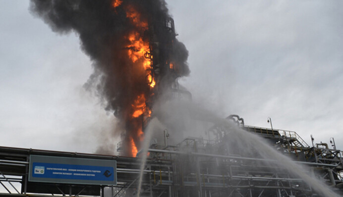 Вибухи та дим над Саратовом: ЗСУ вразили нафтопереробний завод