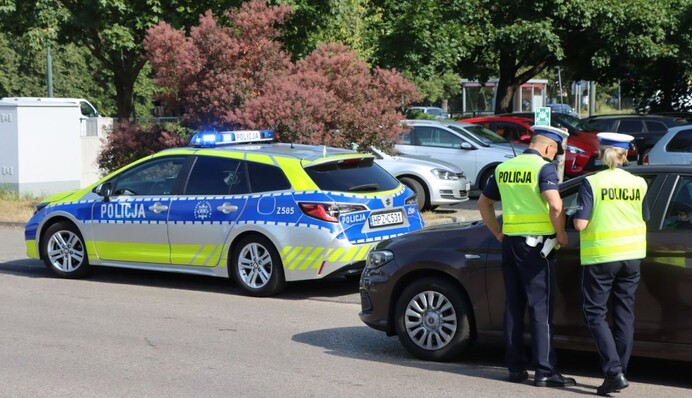 В Варшаве задержали украинца и белоруску за запуск дрона над зданием правительства - спецслужбы