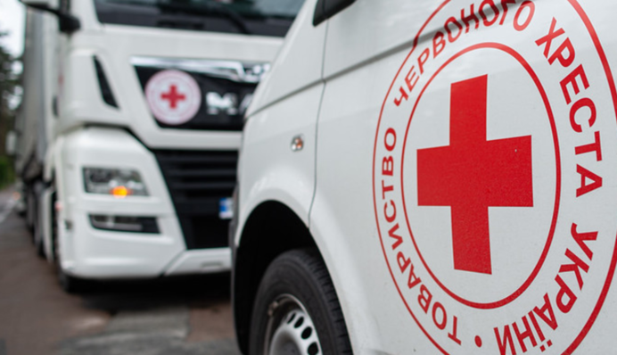 Російський FPV-дрон вдарив по машині Червоного Хреста у Херсоні