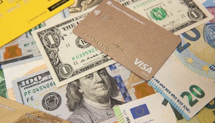 Польша, Германия и Чехия — лидеры по количеству заказов карт ПриватБанка украинцами за рубежом