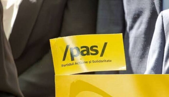 «За помощь братской Украине»: в предвыборной Молдове сначала расклеили листовки PAS, а затем отказались от них