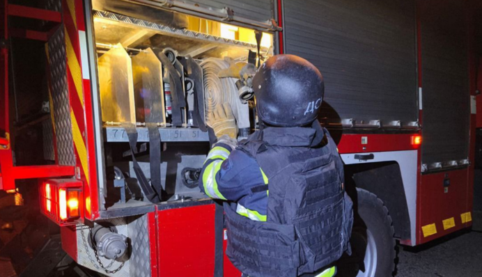 Внаслідок атаки РФ на Київщині горіли склади та приватний будинок