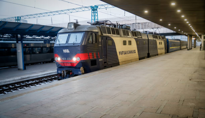 Нічний обстріл пошкодив енергомережу на Полтавщині: кілька поїздів затримуються