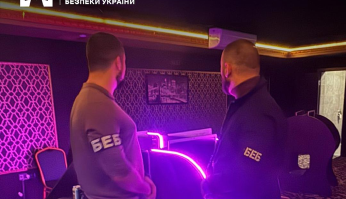 Маскувалися й не пускали чужих: БЕБ ліквідувало у Києві мережу нелегальних гральних автоматів