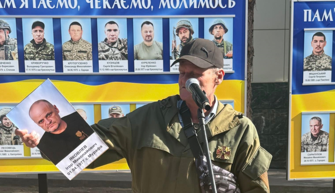 Колишній полонений боєць сам зняв свій портрет з Алеї зниклих безвісти на Харківщині: фото