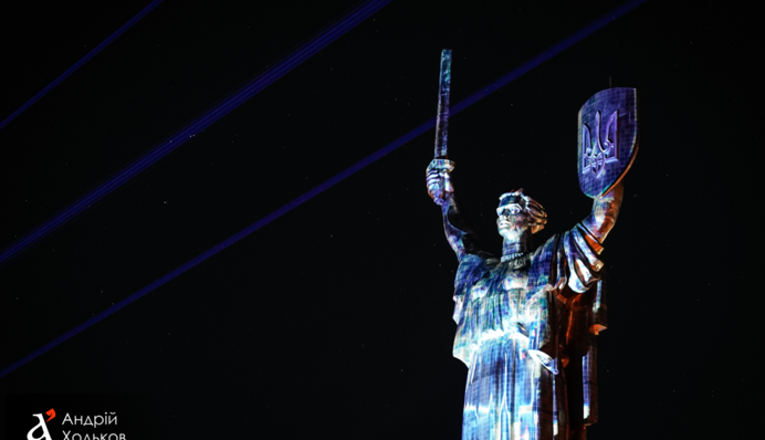 У Києві підсвітили монумент "Батьківщина-Мати" — фоторепортаж