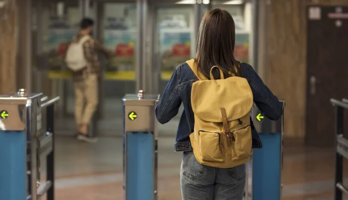 Нічний обстріл у Києві порушив роботу турнікетів та оплати карткою