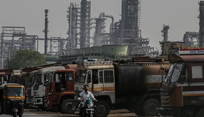 Индия продолжит покупать российскую нефть, несмотря на давление США — Bloomberg