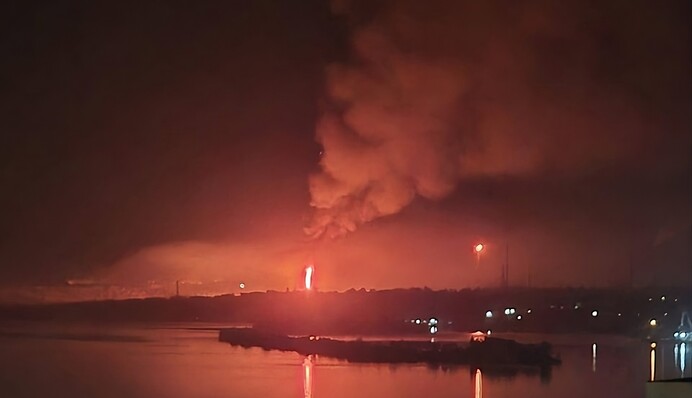 Вибухи та пожежа у Саратові: повідомляють про атаку дронами і влучання по НПЗ