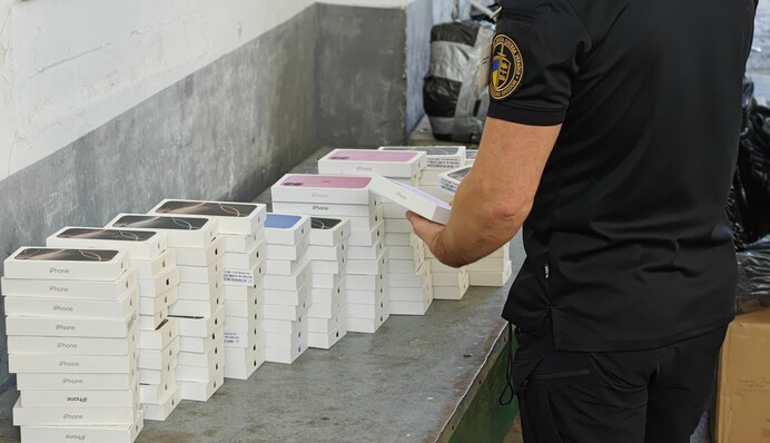 На Львовщине таможенники задержали два микроавтобуса с контрабандными iPhone на 6 млн грн