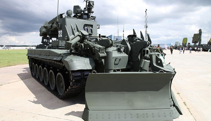 Украинские бойцы уничтожили редкий наступательный бульдозер россиян