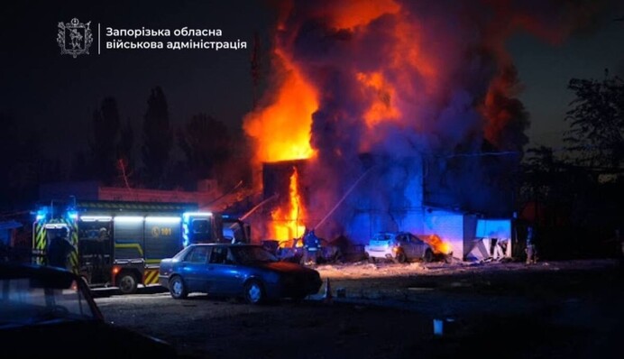 Авіабомби РФ вдарили по Запоріжжю – двоє загиблих і пожежа на об’єкті інфраструктури