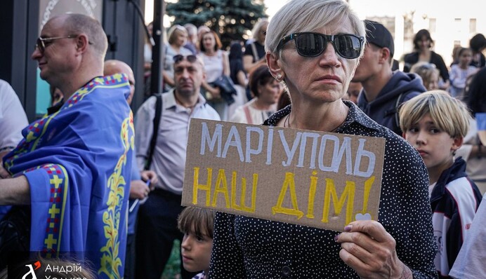 В Киеве проходит акция ко Дню Мариуполя: участники принесли ключи от оставшихся в оккупации квартир — фото