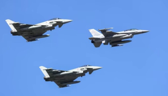 Самолет-разведчик РФ над Балтийским морем сопровождали два истребителя Eurofighter