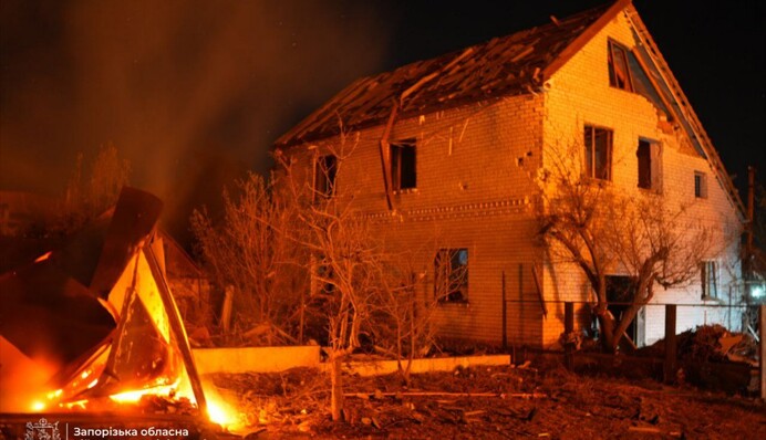 Росіяни другу ніч поспіль масовано атакували Запоріжжя: загинула людина