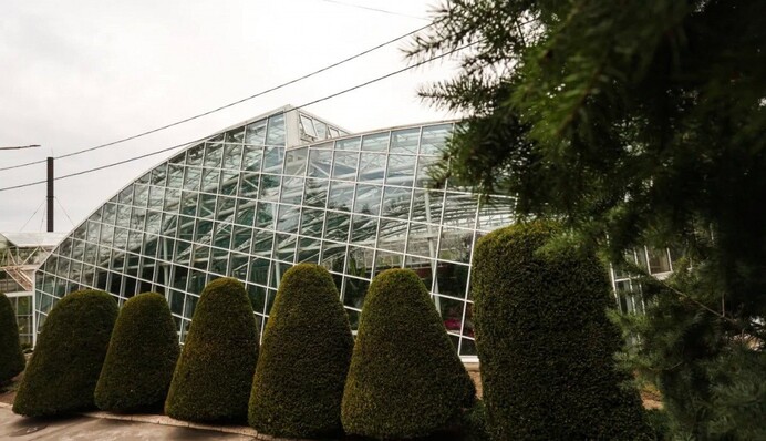 В результате вражеского удара по Запорожью пострадали теплицы и оранжереи ботанического сада