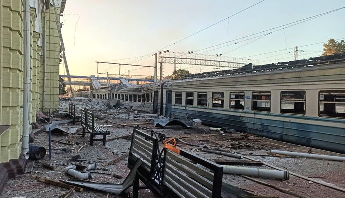 Россия атакует ключевые узлы Укрзализныци, чтобы посеять панику и ударить по экономике — Reuters