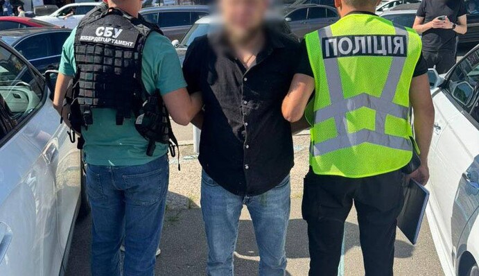 У Києві затримали чоловіка, який за 15 000 доларів допоміг зняти військовозобов’язаного з розшуку