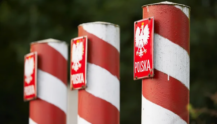 Польща закликає громадян виїхати з Білорусі через ризики